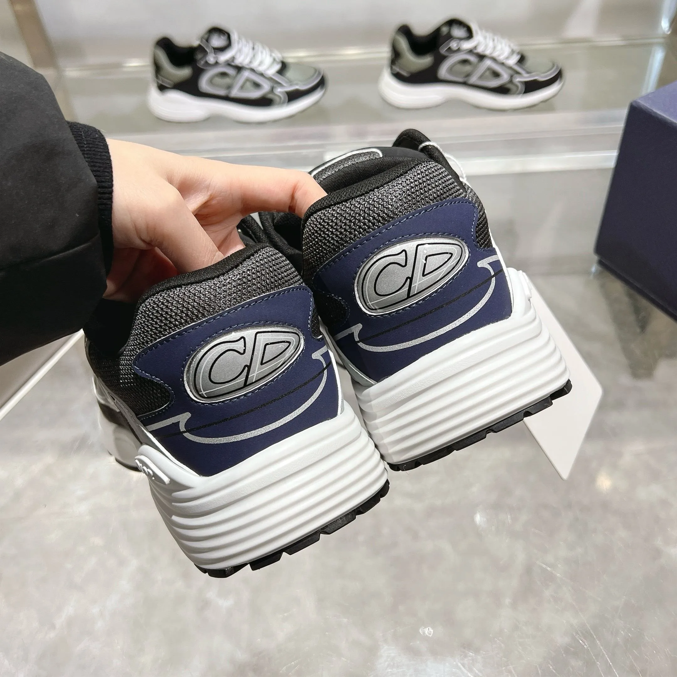 👟👟Ex-factory price 520👟👟 H612 high version B30 low-top sneakers are one of the flagship styles of this series. Crafted from mesh and technical fabrics, it's finished with a reflective 'CD30' graphic and 'DIOR B30' and 'CD30' logos on the heel and tongue. The extra-light, sculpted rubber sole adds style with signature accents, while internal stretch details create ideal comfort. Can be paired with a variety of casual looks to show a fashionable, modern and sporty style. ✅Size: 35-47 (45-46-47 customized, non-returnable and non-exchangeable) ✅Sole material: Original ultra-light IP sole ✅Packaging: Brand new counter packaging
